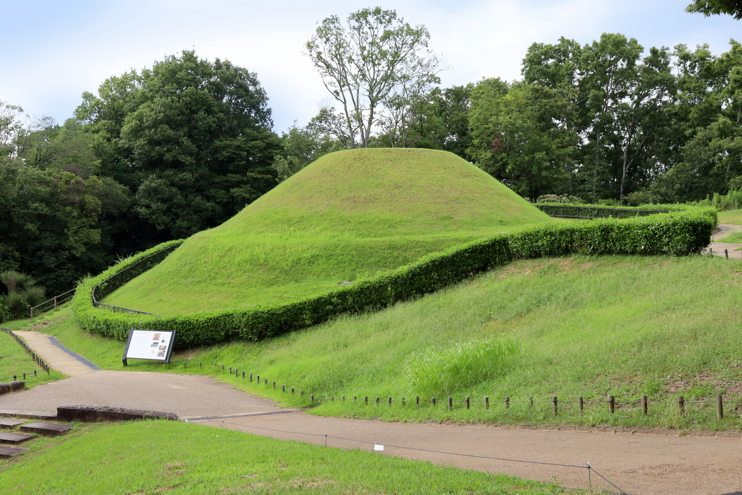 奈良県明日香村高松塚古墳